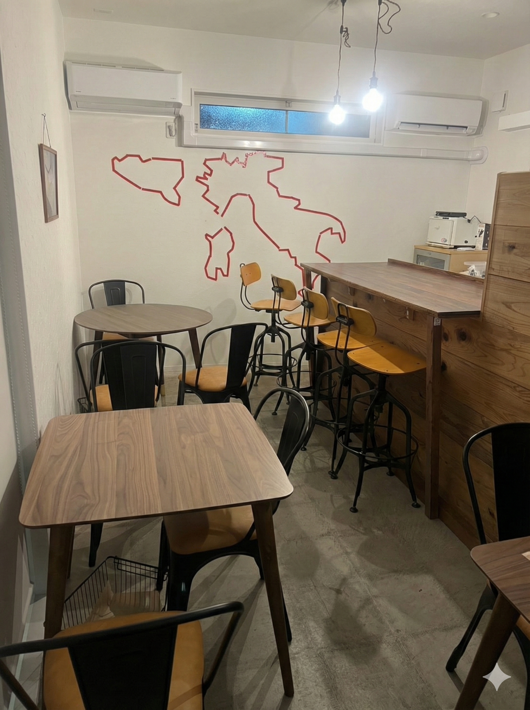 ランチタイムの明るい店内風景